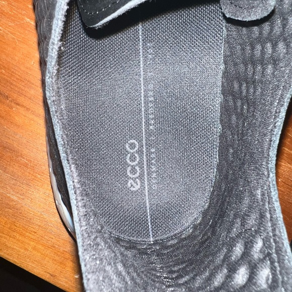 Ecco brand textured sneaker - Picture 3 of 5